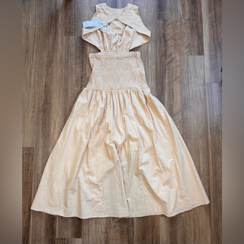 Sleeveless Cream Maxi Dress with Cutout Waist - Picture 12 of 16
